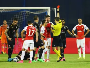Giroud off as Arsenal trail at break