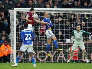 Arnautovic helps Hammers into fourth round of FA Cup
