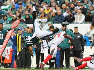 Eagles comeback humbles Patriots