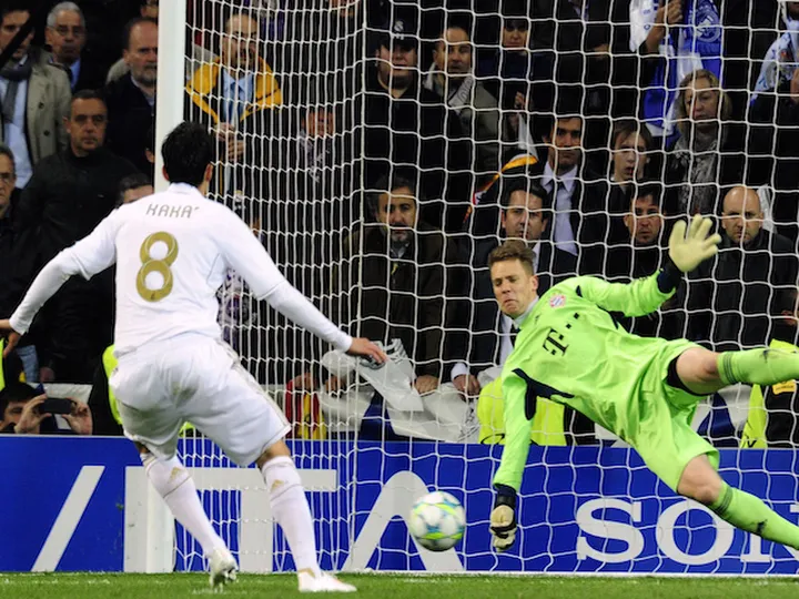 Neuer signs Bayern contract extension