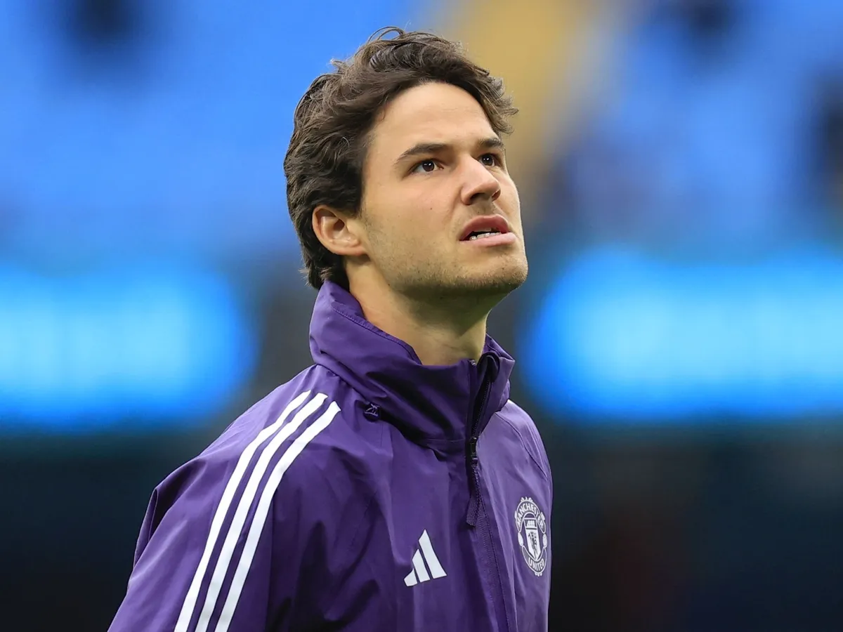 Man United transfer news: Red Devils 'interested' in 6ft 3in goalkeeper as Senne Lammens doubts appear
