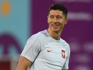 Lewandowski starts for Poland, Jimenez on bench for Mexico