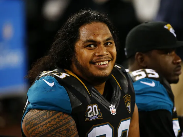 Jaguars 're-sign defensive end Alualu'