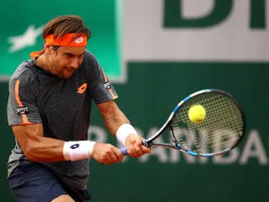 Ferrer recovers to reach third round