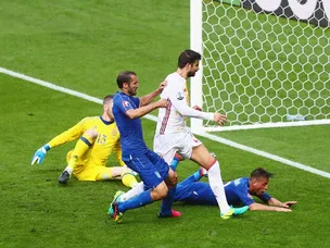 Italy dethrone holders Spain
