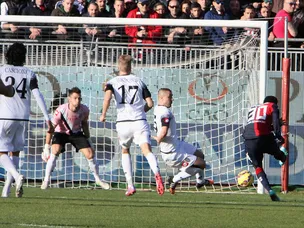 Cagliari edge past Cesena