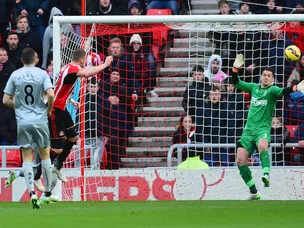 Defoe nets as Sunderland lead by two