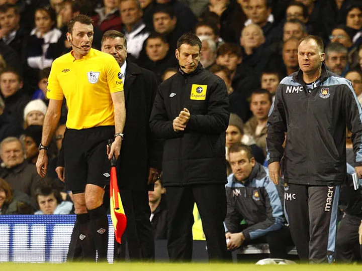 Chelsea 'hold talks with Clattenburg'