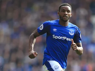 Cuco Martina stretchered off for Everton