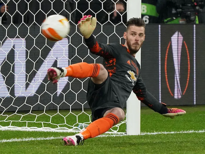 De Gea's drop shot and PSG's six-a-side team - Tuesday's sporting social