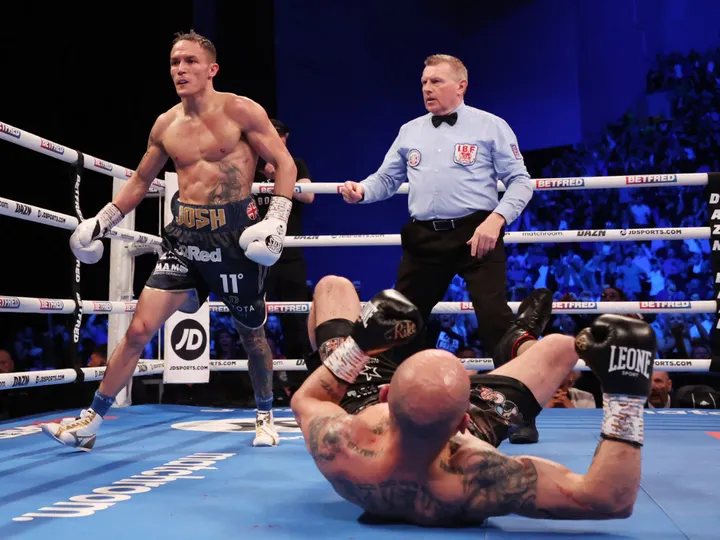 Warrington stops gutsy Martinez to regain world title