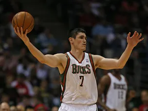 Bucks stun Bulls in Chicago