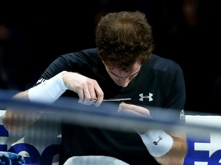 Andy Murray cuts hair during Nadal match