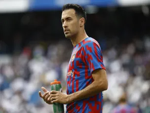 Sergio Busquets returns to Barcelona XI against Man United
