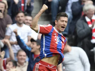 Lewandowski gives champions the lead