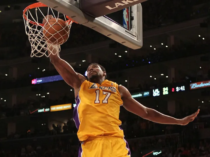 Cavaliers, Lakers continue Bynum trade talks