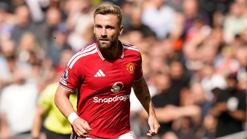 How long? Carrick issues Shaw injury update ahead of Manchester derby