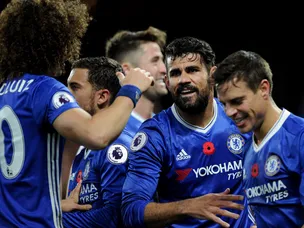 Chelsea thrash Everton at Stamford Bridge to move top