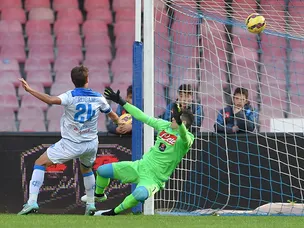 10-man Roma trail to Maccarone penalty