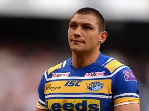 Leeds crush Salford to return to top