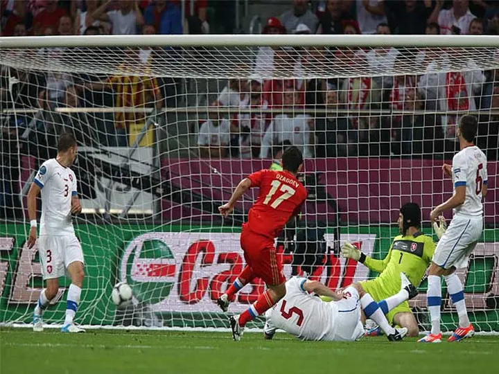 Dzagoev wants Russian fans to behave