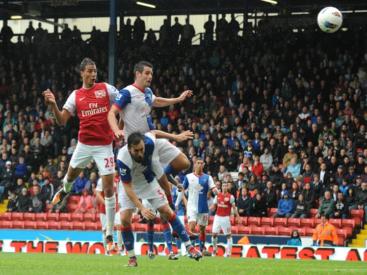 Chamakh to remain at Arsenal