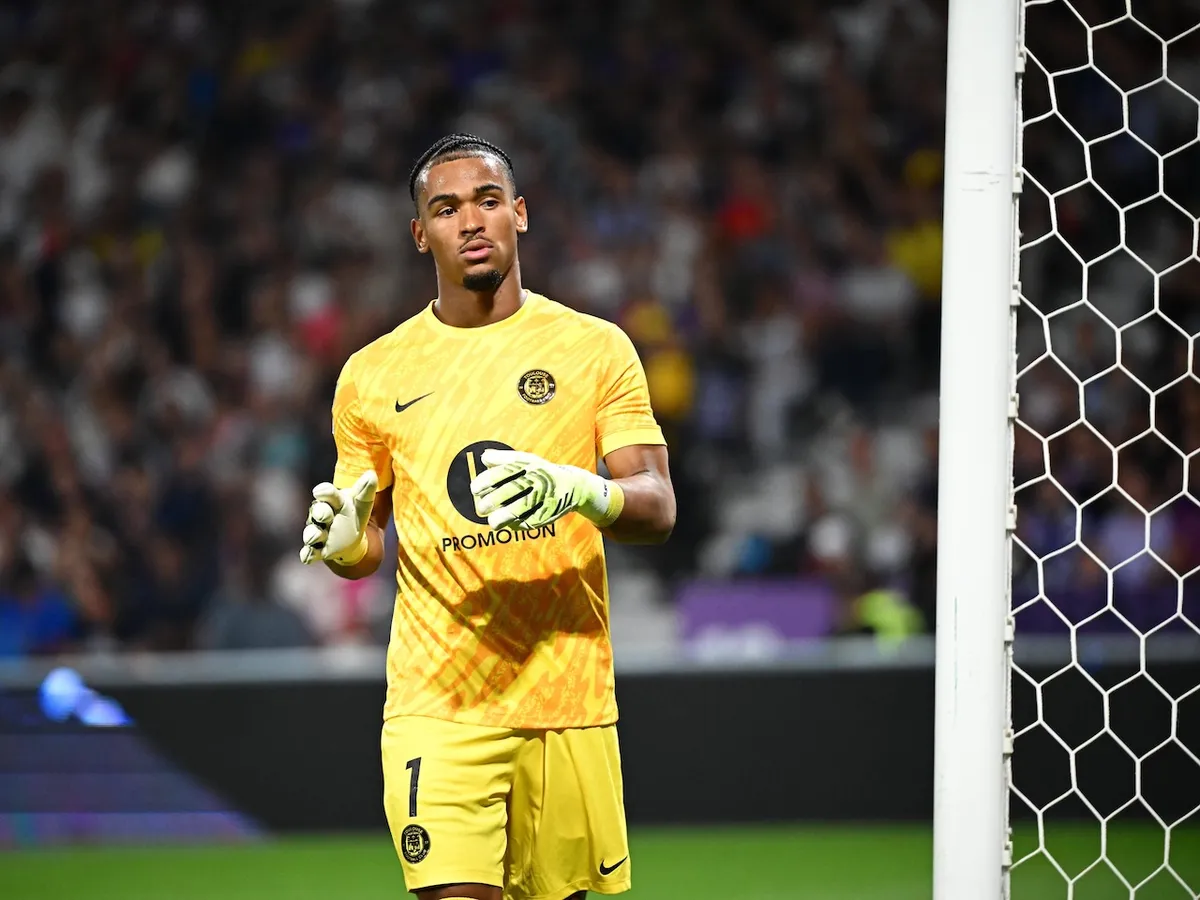Aston Villa, Ipswich Town 'suffer blow' in pursuit of Ligue 1 goalkeeper wanted by Napoli