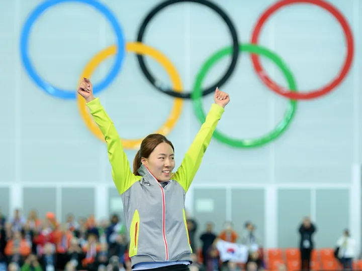Korean defends speed skating crown in record time