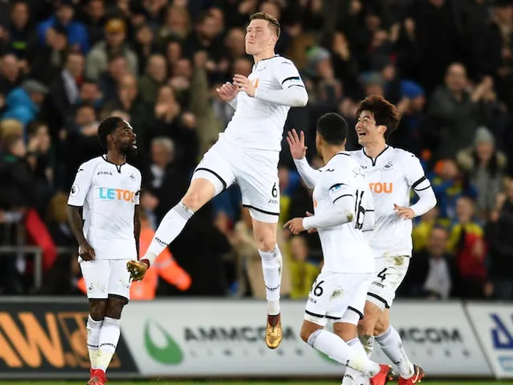 Alfie Mawson undergoes knee scan