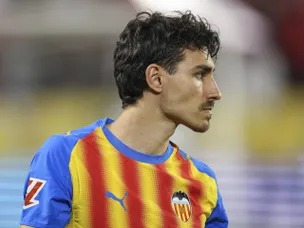 Swansea 'submit offer' for 119-game Valencia star