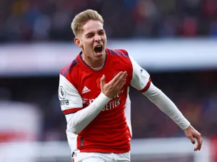 Watch: Smith Rowe scores bizarre goal against Man United