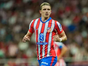 Premier League trio 'in race' to sign former Chelsea midfielder