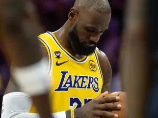 LeBron James tries to put out fire after agent’s Austin Reaves remarks