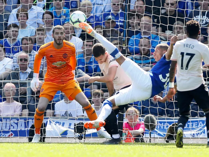 Everton hit four in dominant win over United