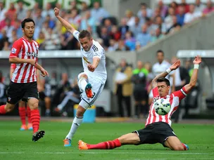 Goalless between 10-man Swansea, Saints