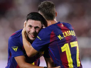 Man United, surprise PL club 'closely monitoring' in-demand Barcelona midfielder