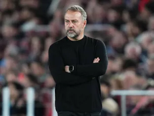 Raphinha consoles Flick after Barcelona's win over Alaves