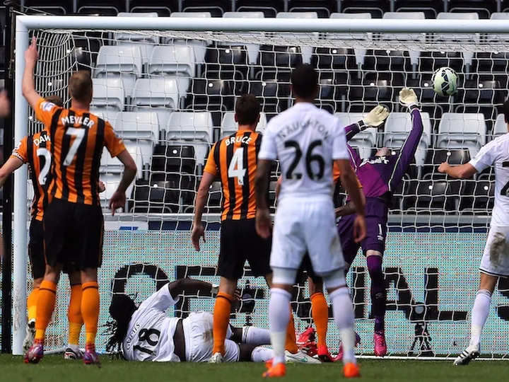 Swansea City sink 10-man Hull City