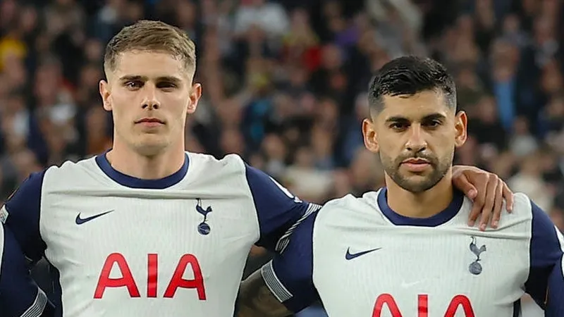 Arsenal, Chelsea plot 'shock move' for Spurs defender