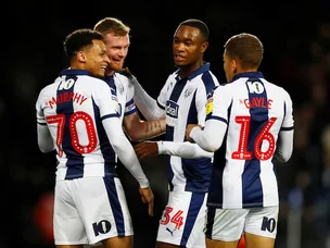 Chris Brunt shines on return as West Brom ease past Swansea
