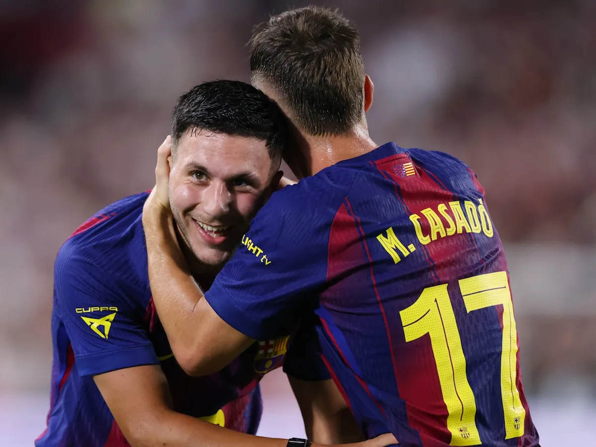 Man United, surprise PL club 'closely monitoring' in-demand Barcelona midfielder