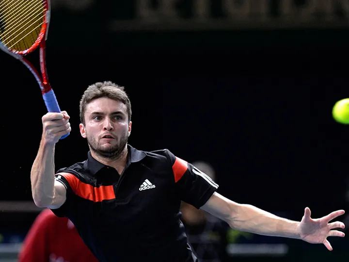 Simon wins five-set battle