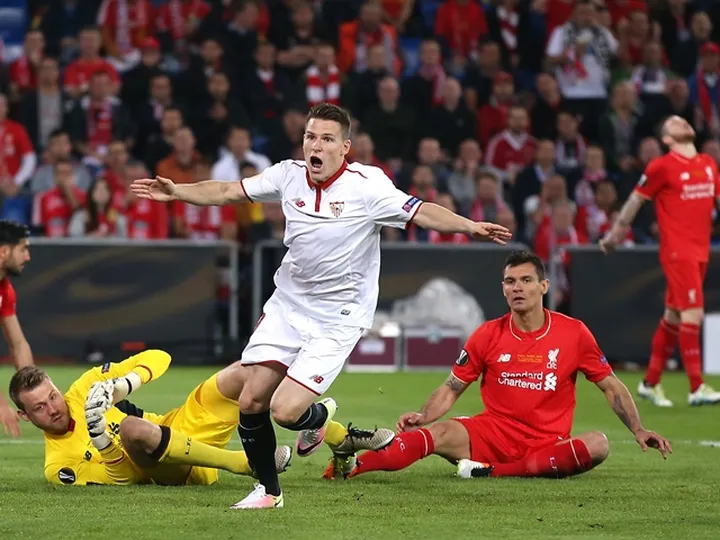 Sevilla director sings club anthem