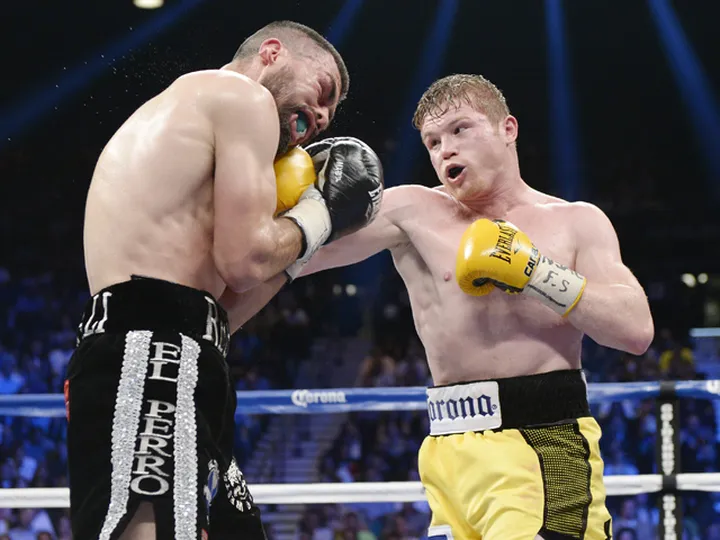 Alvarez eases to win over Angulo