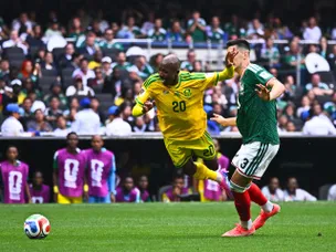 Late Montes red tempers Mexico's perfect World Cup start