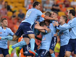 Sydney leapfrog Mariners with win