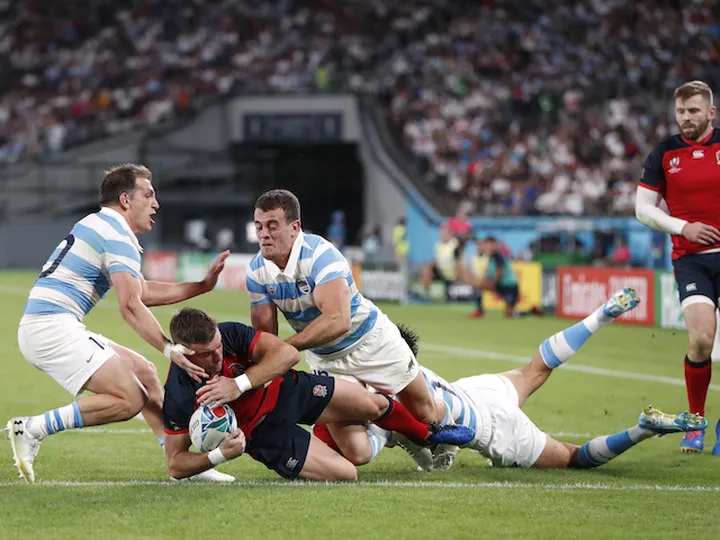 England battle past 14-man Argentina to book quarter-final spot