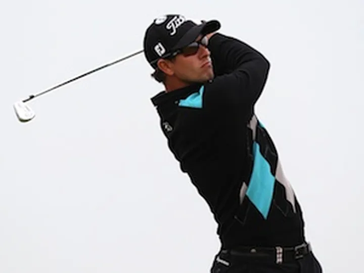 Scott moves into Open lead
