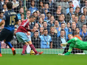 Amalfitano hands West Ham half-time lead