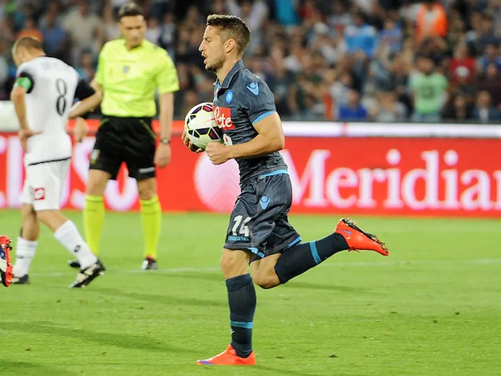 Napoli make hard work of Cesena
